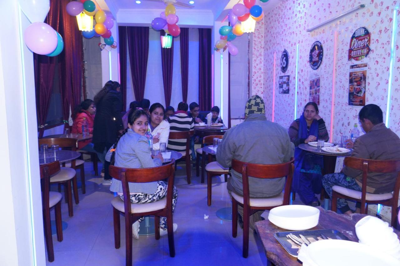 Hotel Osakataj à Agra  Extérieur photo